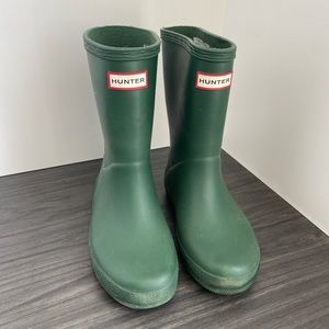 Kids Hunter boots size 12 US AND boot socks. Green
